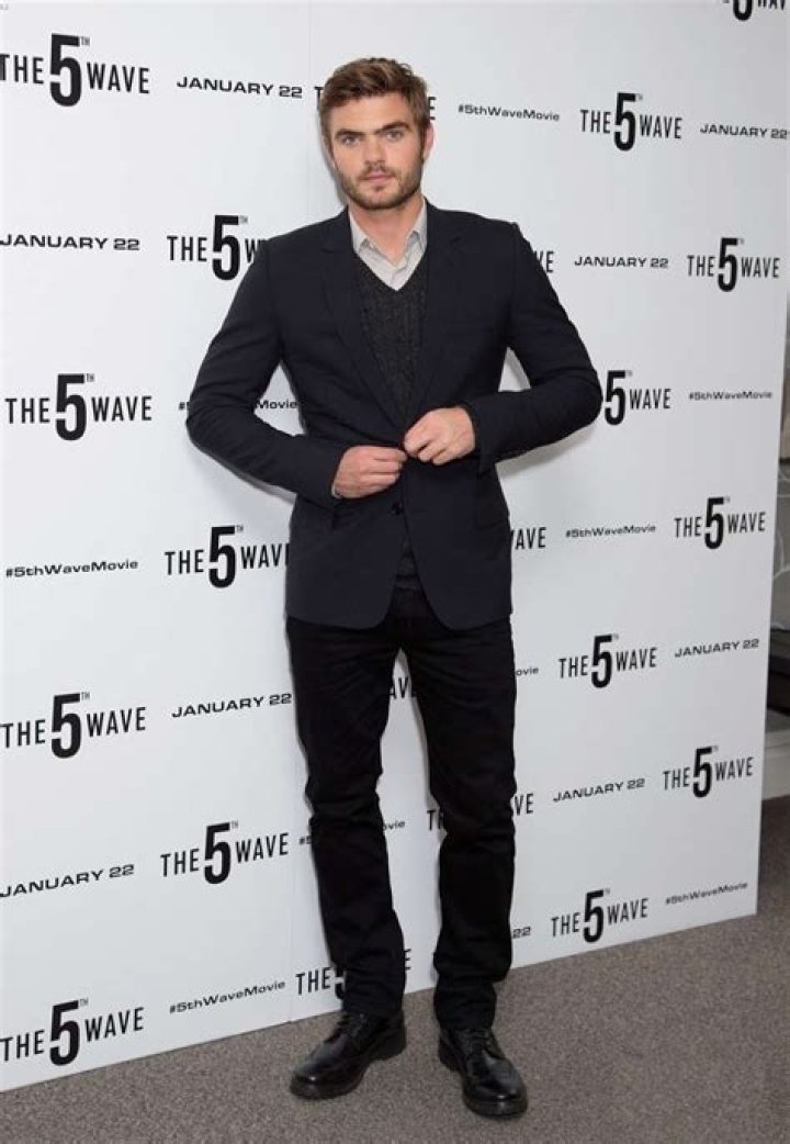 Alex Roe Height, Weight, Net Worth, Age, Birthday, Wikipedia, Who, Instagram, Biography