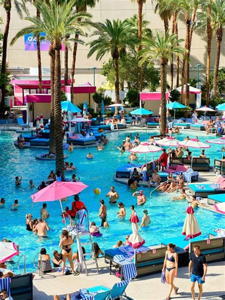 Are Vegas pools open in November?