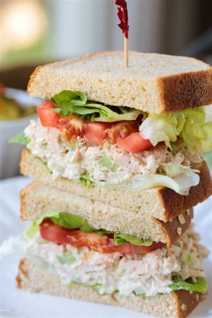 At what temperature should cold tuna salad for sandwiches be held at?