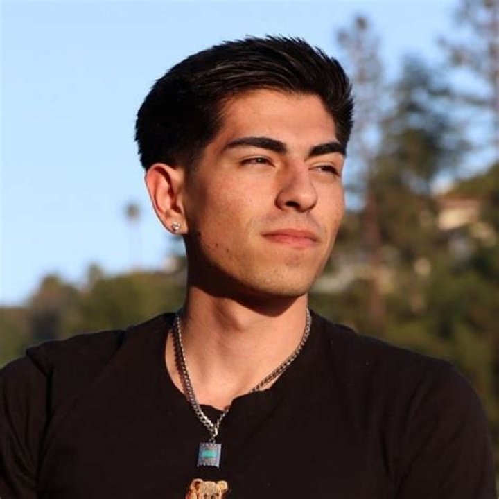 Avi Akbar Net Worth, Age, Girlfriend, Family, Biography & More