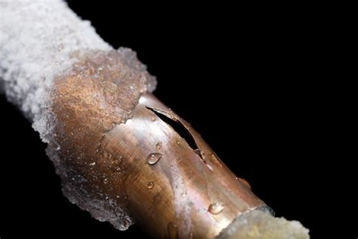 Can copper pipes freeze without bursting?