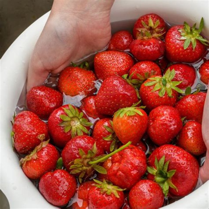 Can I use apple cider vinegar to clean strawberries?