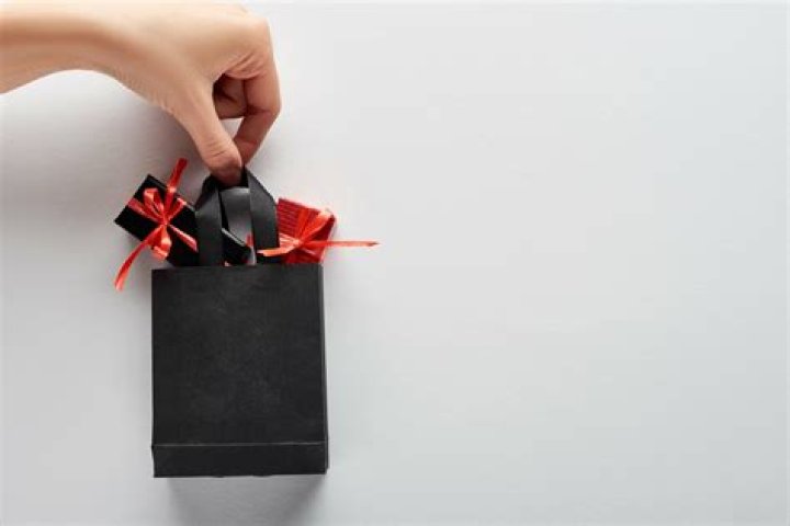 Can Realtors give gifts to clients?