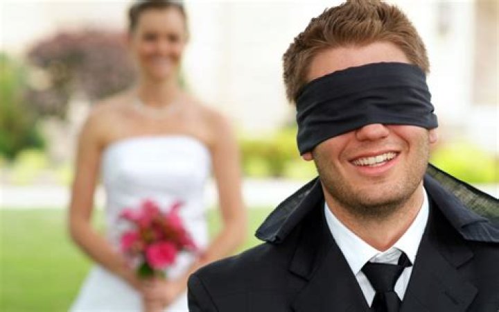 Can the groom see the dress before the wedding?