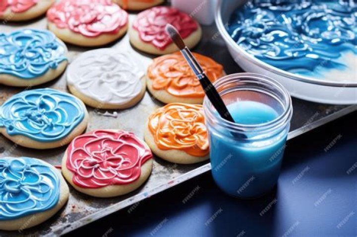 Can you add food coloring to cookies?