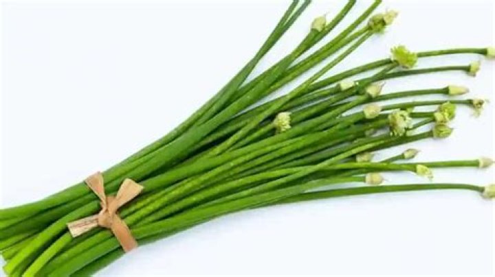 Can you eat onion flower stalks?