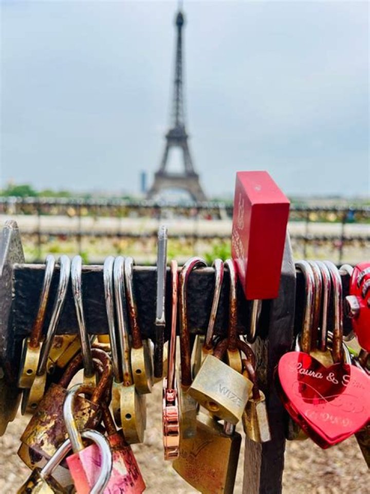 Can you still put Love locks in Paris?