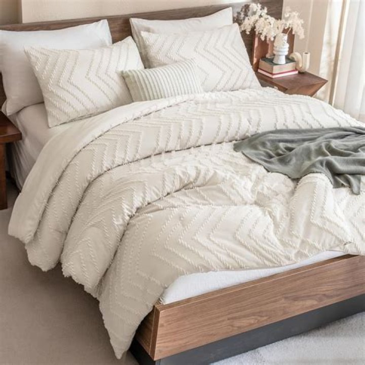 Can you use a full size comforter on a twin bed?