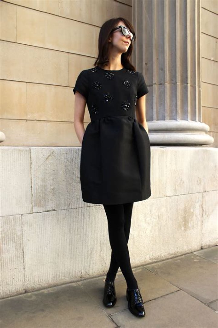 Can you wear black tights with navy dress?