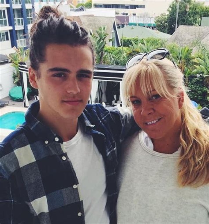 Charlie Gillespie Net Worth, Age, Girlfriend, Family, Biography & More