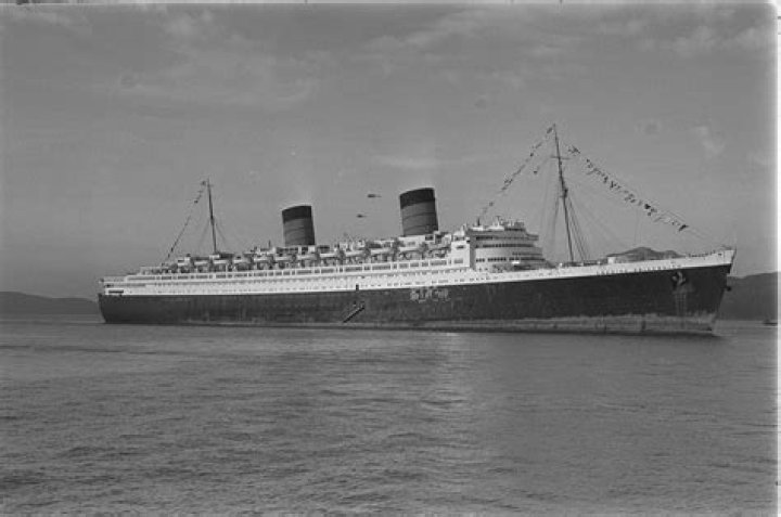 Did the Queen Mary sink another ship?