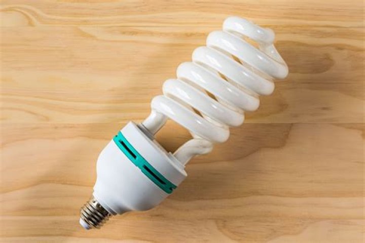 Do fluorescent light bulbs smell when they burn out?