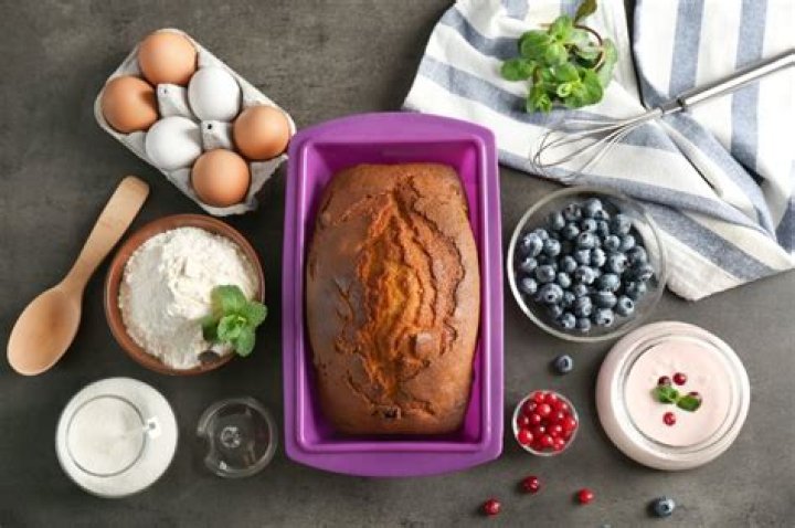 Do silicone pans need to be greased?