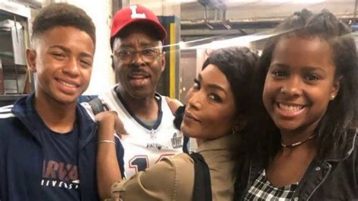 Does Angela Bassett Have Siblings?