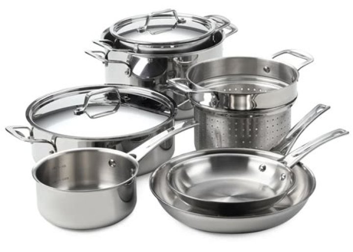 Does Corning still make cookware?