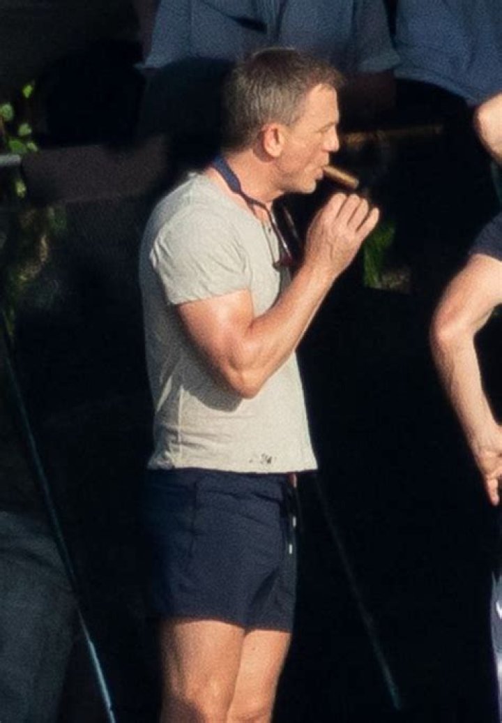 Does Daniel Craig smoke?