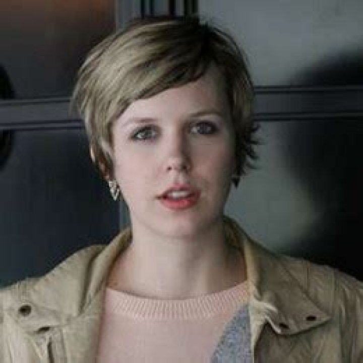 Does Nataly Dawn speak French?