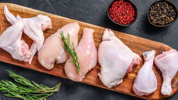 Does organic chicken smell like rotten eggs?