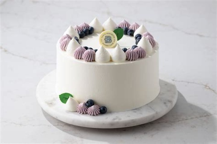 Does Paris Baguette do custom cakes?
