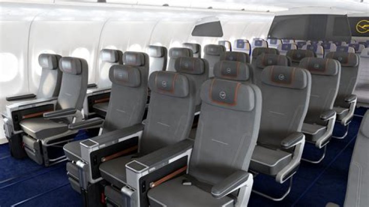 Does premium economy get lounge access Lufthansa?