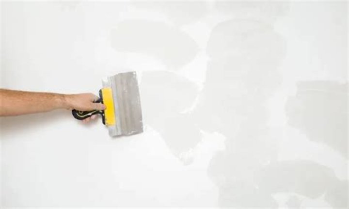 Does spackle have to dry before painting?