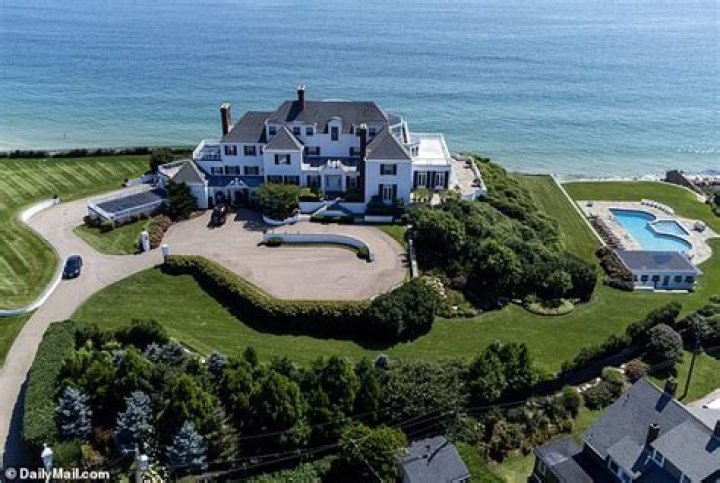 Does Taylor Swift have a home in Rhode Island?