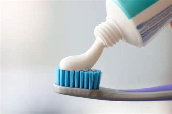 Does toothpaste get gum out of hair?
