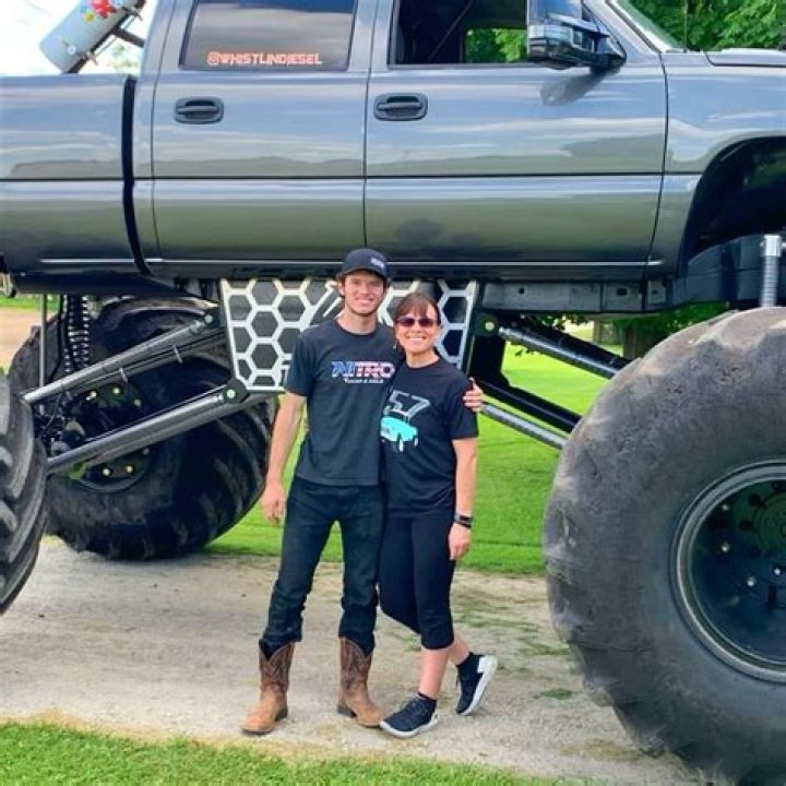 Eric Johnson Wiki, Age, Wife, Net Worth, Contract, Draft, Trade, Injury, Height, Weight, Nationality, Children, Parents, Current Team, Instagram