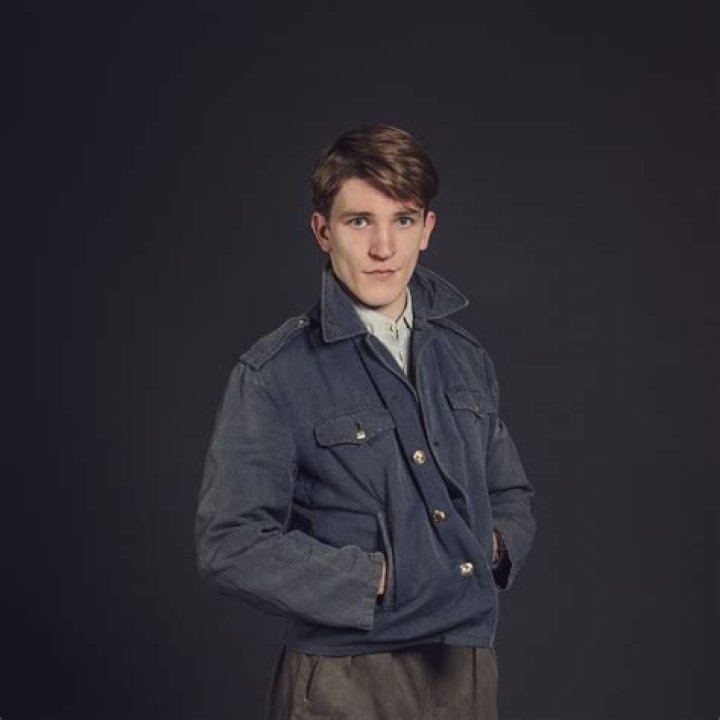 Ewan Mitchell Wife, Age And Height – 5 Fast Facts