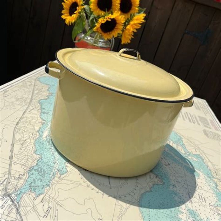 How can you tell vintage enamelware?