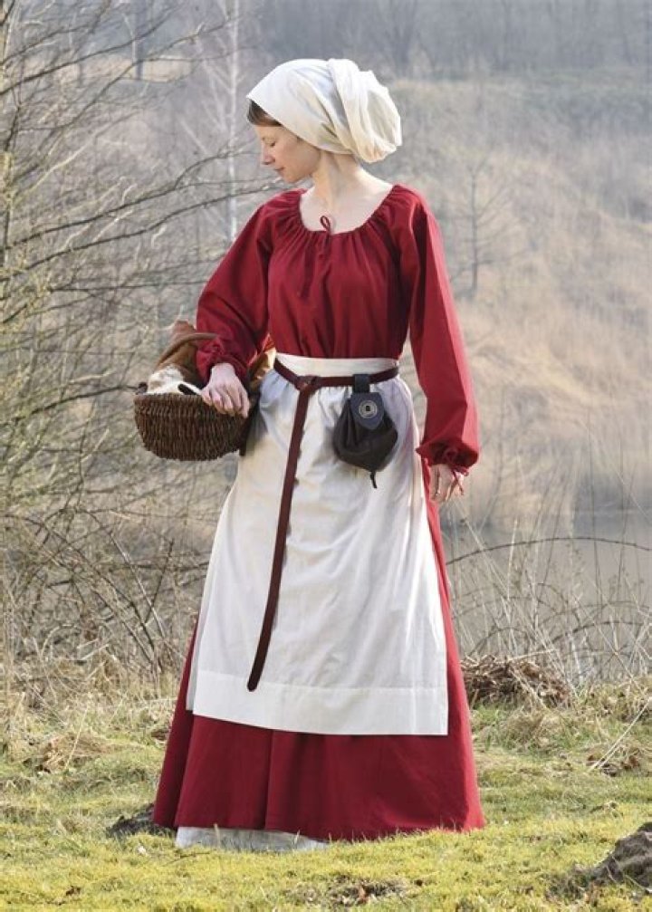 How do medieval peasants dress?