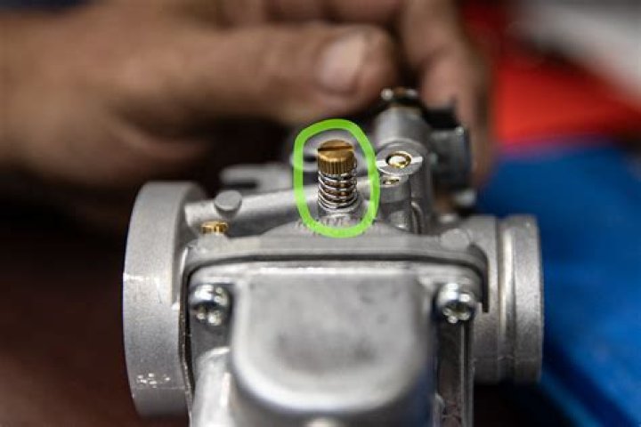 How do you adjust a Harley carburetor?