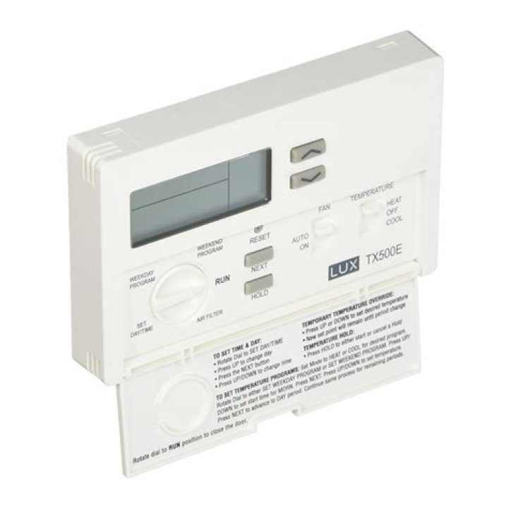 How do you change the battery in a Lux 500 thermostat?