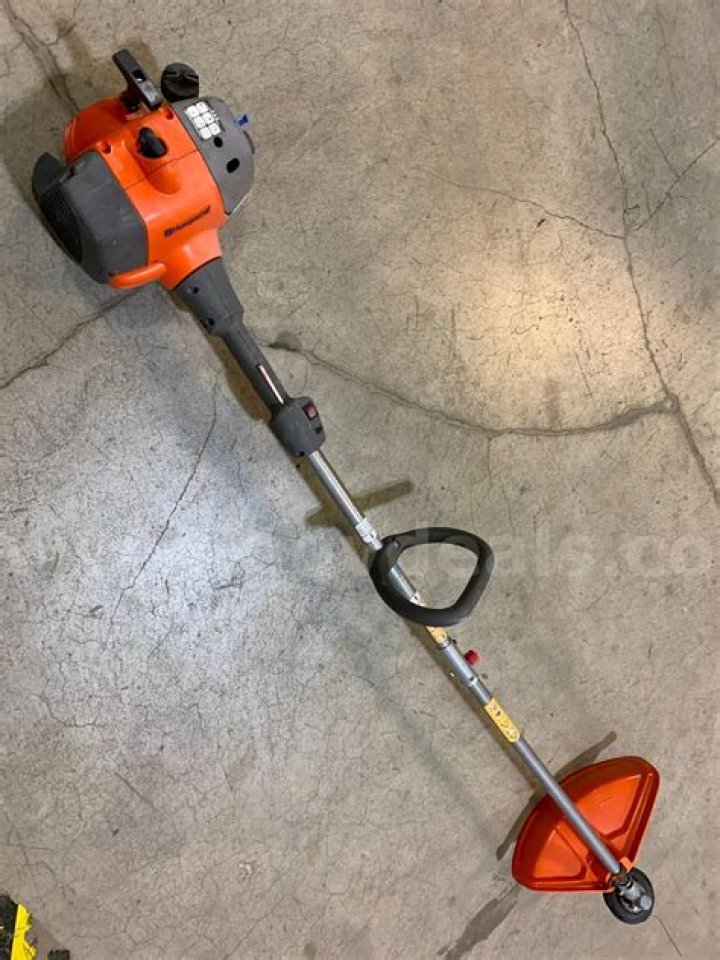 How do you change the head on a Husqvarna 128ld trimmer?
