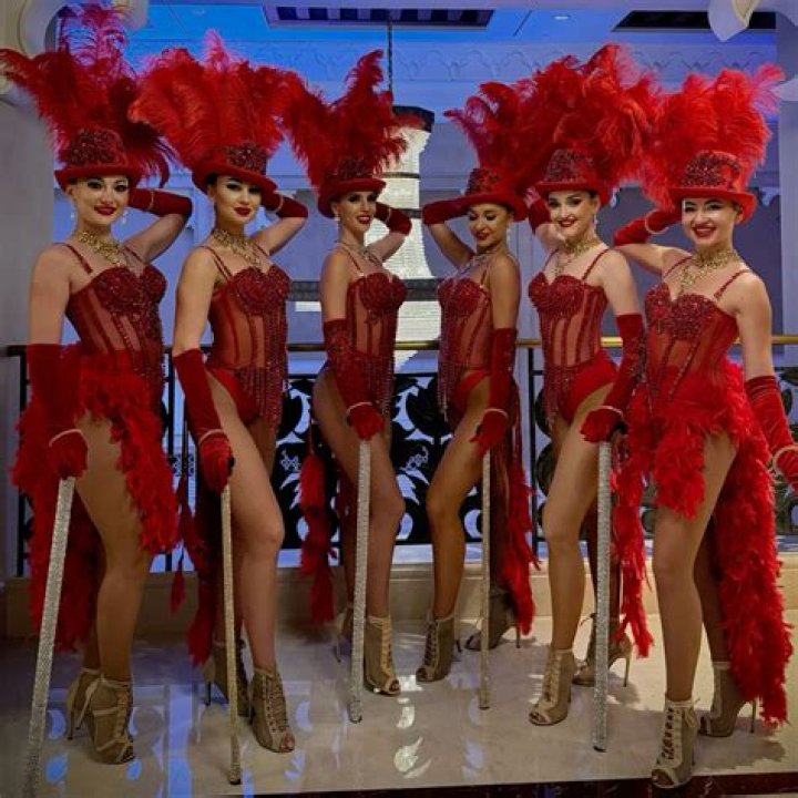 How do you dress for a Moulin Rouge party?