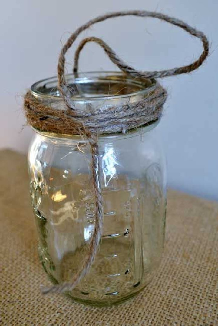 How do you hang mason jars with rope?
