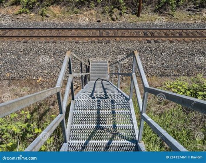 How do you make a railroad tie stairs?