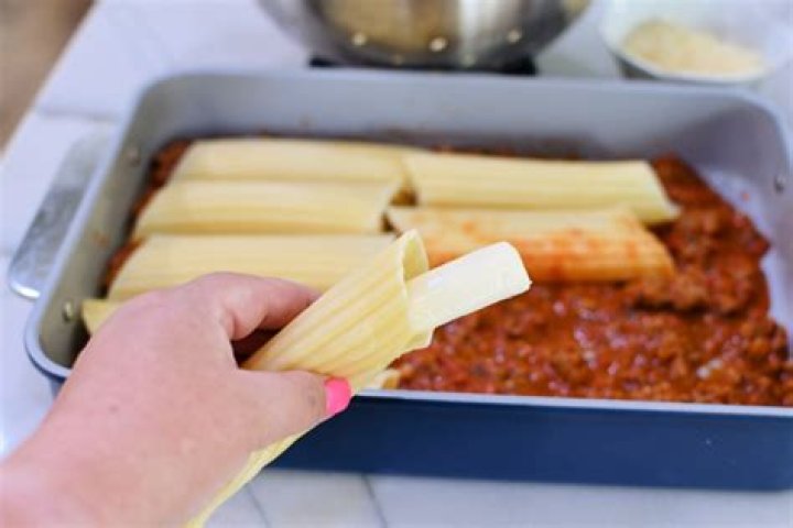 How do you stuff manicotti without breaking it?