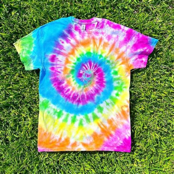 How do you tie dye with a spray bottle?