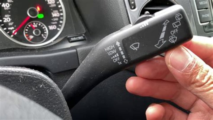 How do you turn off the rear windshield wiper on a VW Tiguan?