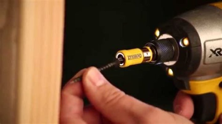 How does DeWalt magnetic screw lock work?