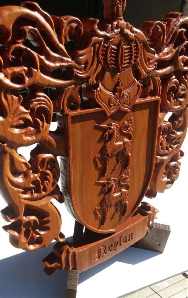 How does Montresor’s coat of arms symbolize the idea of revenge?