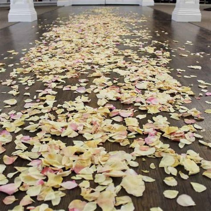 How many petals do you need for a wedding aisle?