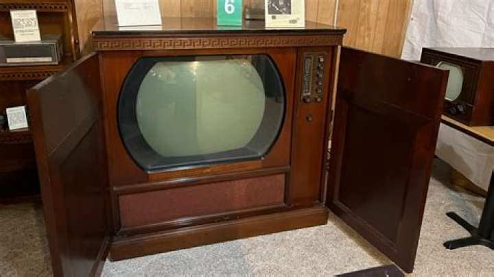 How much did the first TV cost in 1927?