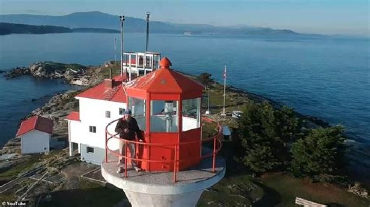 How much do lighthouse keepers get paid?