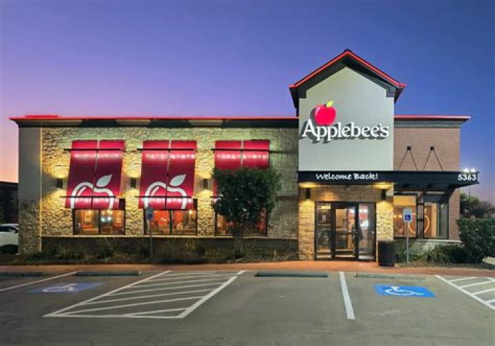 How much do servers make at Applebee’s in tips?