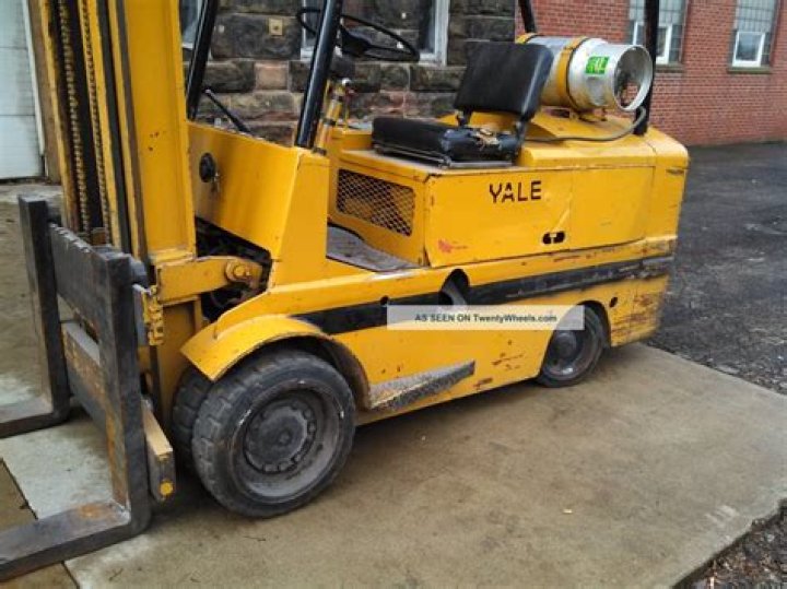 How much does an unloaded 5000 lb forklift weight?