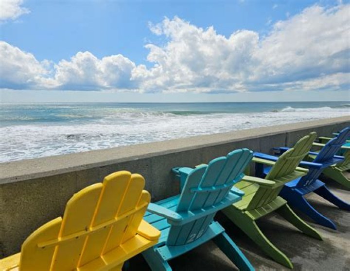 How much does it cost to park at Misquamicut Beach?