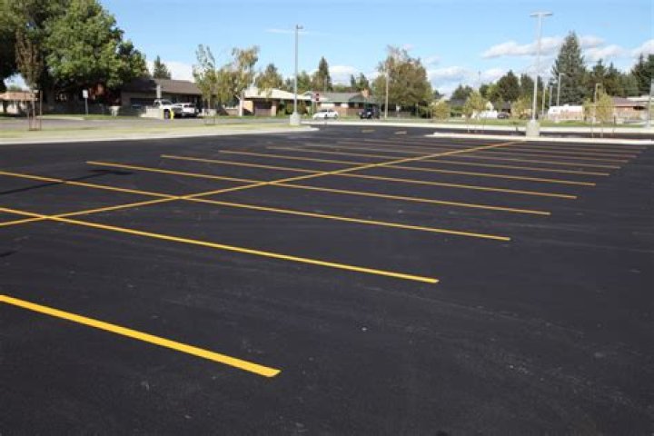 How much does it cost to pave a parking lot per square foot?