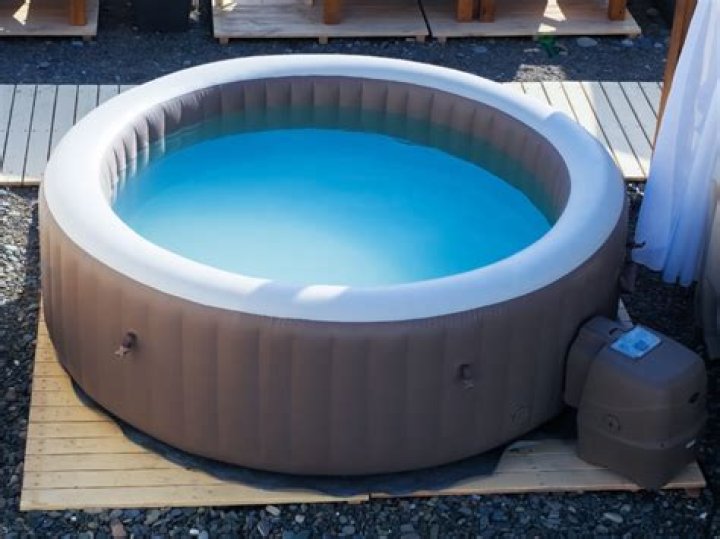 How much does it cost to run an inflatable hot tub?